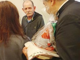 Rozdanie paczek mieszkańcom Bytomskiego Centrum Wsparcia, 23.12.2025